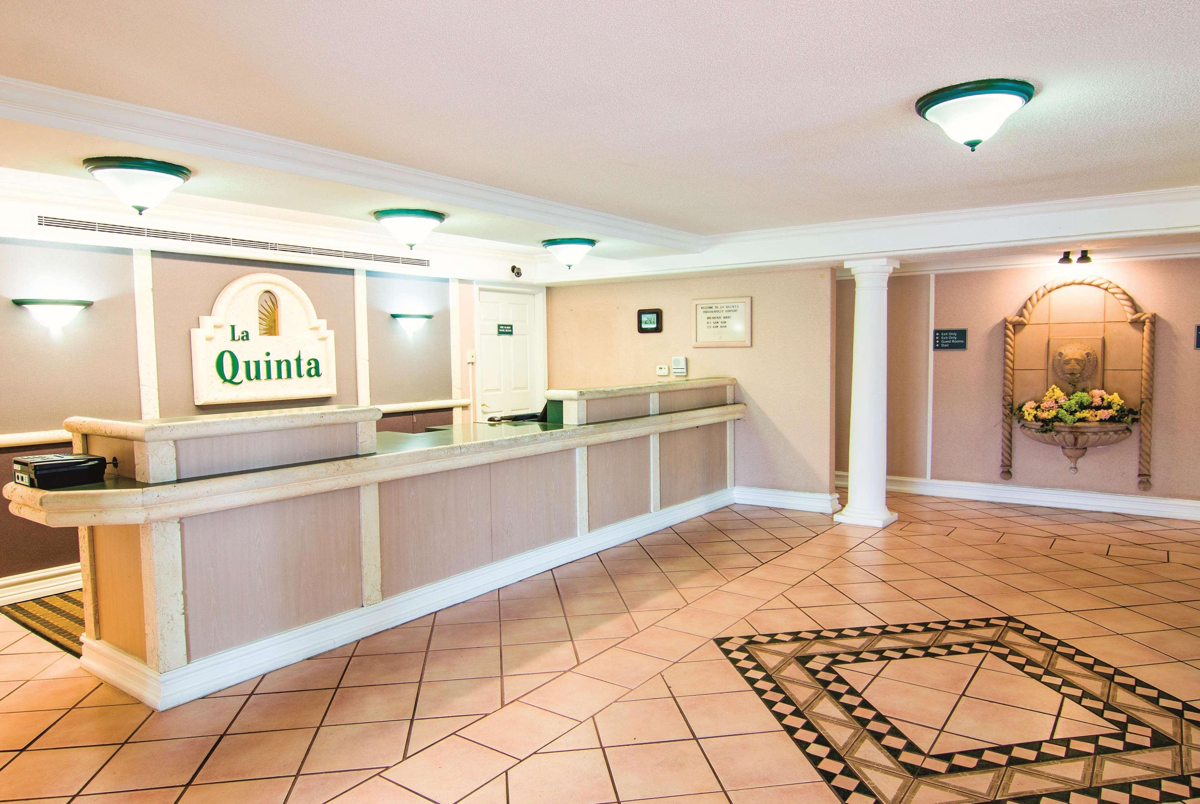 La Quinta Inn By Wyndham Indianapolis Airport Lynhurst Exterior photo